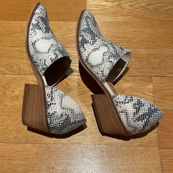 Shoes - Picture 3 of 4